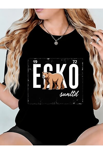 Ekim11 تي شيرت نسائي من Esko Bear 1972 من Sunltd يتميز برقبة دائرية مريحة، وي...