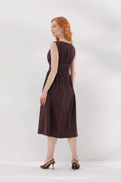 ONNO PRIVE Dress with Stitching Detail in Brown