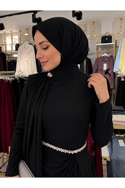 Butik Siyah Double Kumaş Taş Detaylı Omuzdan Pelerinli Abiye Modelimiz