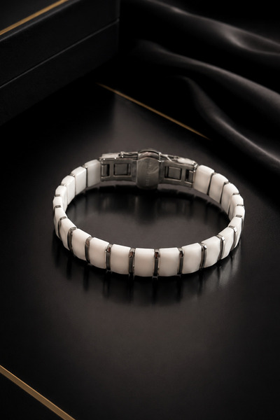 laria jewelry سوار رجالي من السيراميك الأبيض مع تفاصيل باللون الفضي