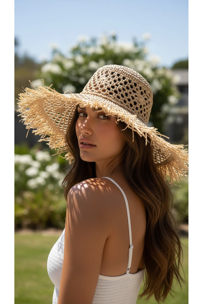 Gigi Luxe Широка сламена бохемска бежова шапка с ресни
