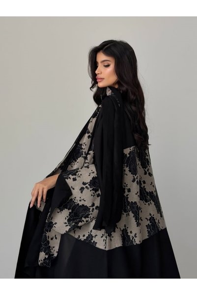 Classy She طقم عباءة - عباءة مزينة بالدانتيل بألوان متباينة مع غطاء رأس مطابق