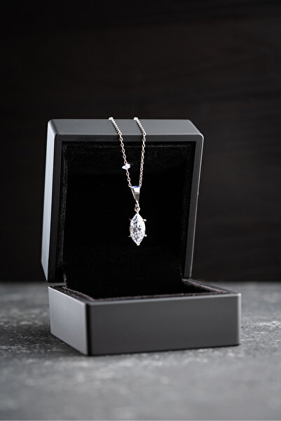 Silvano Jewelry 925 Ayar Gümüş Işıklı Kutuda Mekik Baget Taşlı Kolye