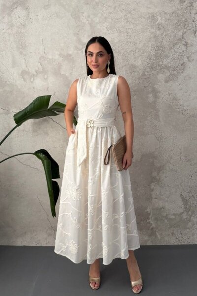 Elbee Fashion Woman Beige dress with gathered waist and belt
