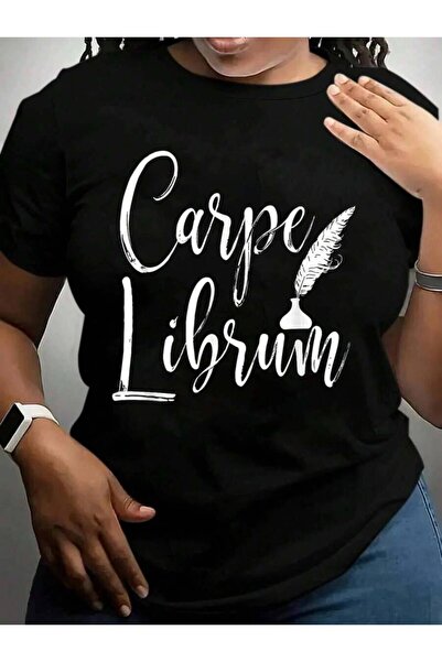 23ERVA تي شيرت برسومات سوداء من Carpe Librum، هدية أدبية، لمعلم اللغة الإنجلي...