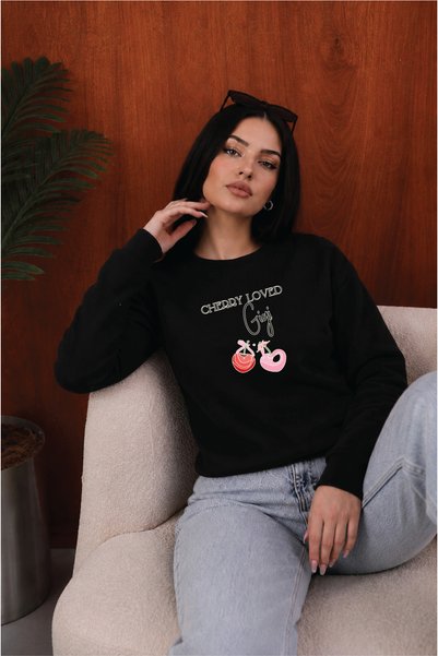 ESADE سويت شيرت نسائي أسود برقبة دائرية مطبوع عليه Cherry Loved مريح وذو تصمي...
