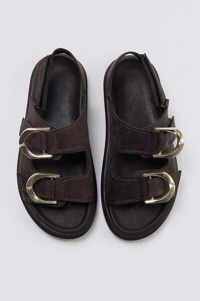 TRENDYOL SHOES Braune Wildleder-Damensandalen mit doppeltem Riemen TAKSS26SD0...