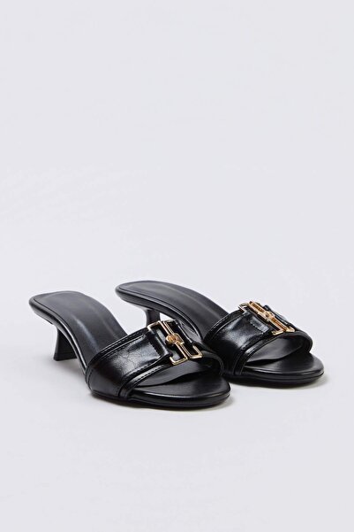 TRENDYOL SHOES نعال نسائية بكعب عالٍ مع تفاصيل إكسسوارات سوداء TAKSS26TO00063
