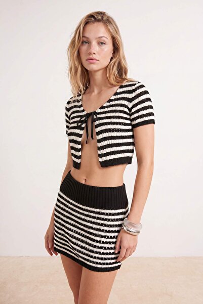 Trendyol Kollektion Schwarz-weiß gestreiftes gestricktes Mini-Crop-Strandblus...