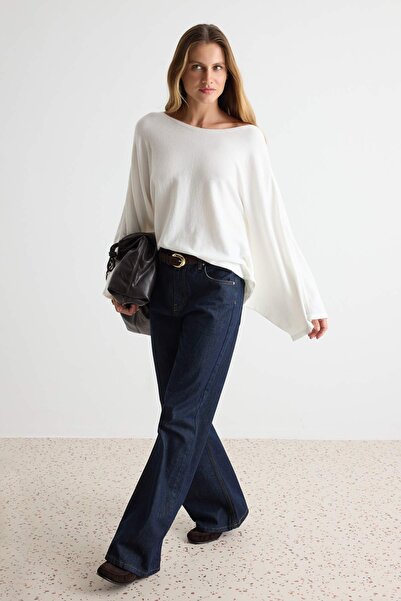 Trendyol Kollektion Ecru Soft Basic-Strickpullover mit U-Boot-Ausschnitt TWOA...