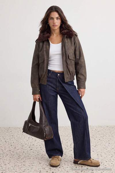 Trendyol Collection معطف بومبر كبير الحجم باللون الكاكي مع ياقة من الفرو وتأث...