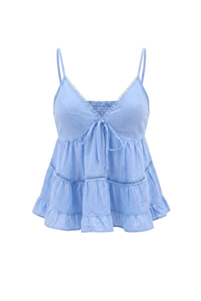Συλλογή Trendyol Μπλούζα Baby Blue Godeli με υφαντή λεπτομέρεια στην πλάτη TW...