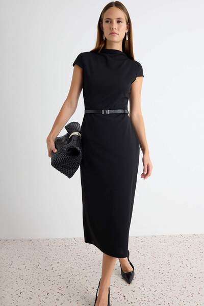 Trendyol Collection فستان أسود ضيق بياقة عالية وأكمام ميدي من الكريب المحبوك ...