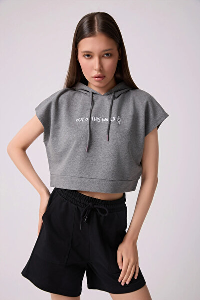 defys Kadın Koyu Gri Baskılı Kapüşonlu Crop Sweatshirt - Mevsimlik Hoodie