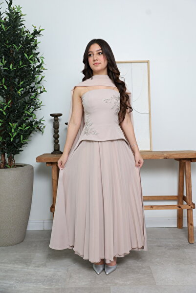 zelia فستان فاخر بلون بيج فاتح مع تطريز أنيق وشال راقي للفتيات قبل سن المراهق...