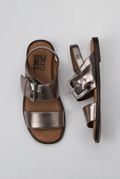 Bueno Shoes صندل نسائي من الجلد باللون الرمادي اللامع 01wy2013