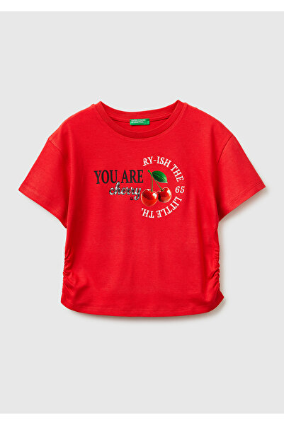 United Colors of Benetton تي شيرت بناتي باللون الأحمر مع تفاصيل مجمعة على الج...