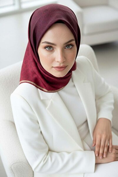 Vissona %100 Twill İpek Monogram Desenli Bordo Renkli 90x90 Eşarp Dikim Şekli...