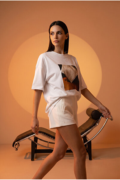 Amia&Co. White Vintage Woman Art Printed Oversize Crew Neck Women's T-Shirt