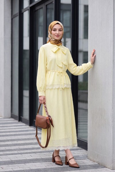 Modamorfo Costum din crep cu fustă cu guler și talie legate, dantelă și pliur...