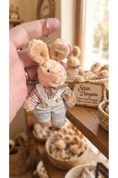 Şirin Salopetli Peluş Tavşan Anahtarlık - Vintage Tarzı Çanta Aksesuarı ve Süsü