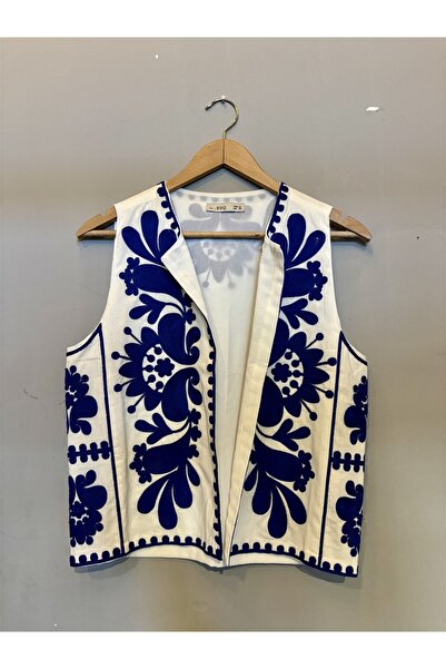 Gözde Tasarım Butik سترة نسائية من الكتان باللون الأبيض مع تطريز أزرق ومبطن ب...