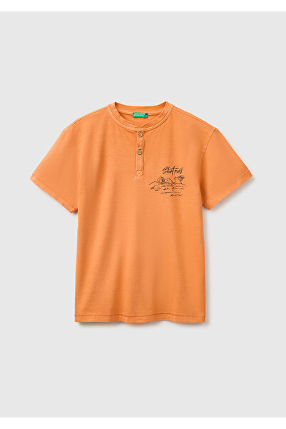 United Colors of Benetton تي شيرت للأولاد بياقة دائرية وأزرار مزينة بطباعة بر...
