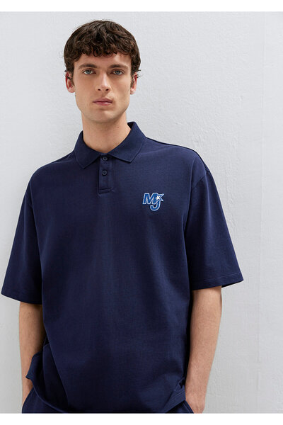 Mavi تي شيرت بولو MJ Patch Logo باللون الأزرق الداكن بقصة مريحة 0613326-70497