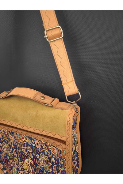 EliziBySevim أناقة بوهيمية مستوحاة من الطراز العرقي: حقيبة كتف مزينة بنقوش وتفاصيل من الجلد السويدي
