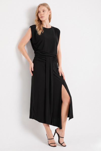 By Yaren Yazıcı Γυναικείο μαύρο μάξι φόρεμα με ασύμμετρο σκίσιμο και ζώνη – μ...