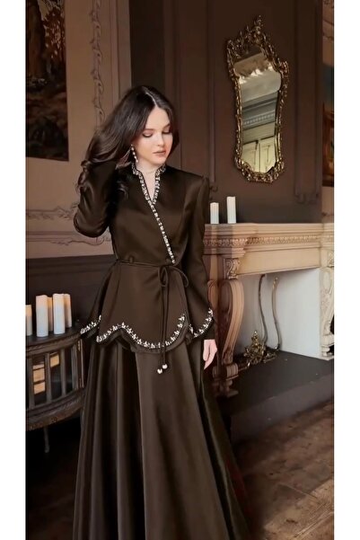 MODA تصميم خاص لحزام سترة مطرز بالحجارة، تنورة من قماش دابيل، بطانة من الشيفو...