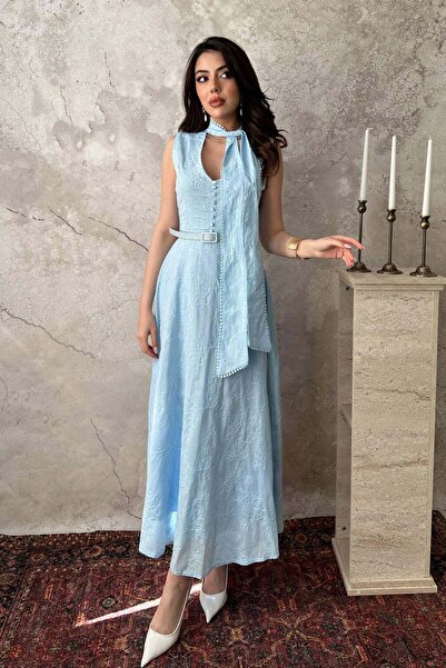 Maxi modena فستان أزرق مطرز برباط حول الرقبة