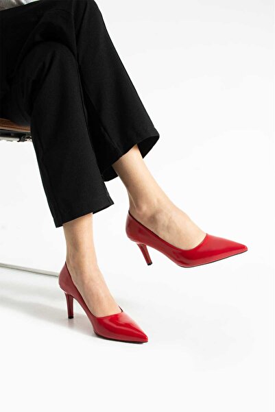 TrendWalk حذاء نسائي كلاسيكي ذو كعب عالٍ 7 سم بمقدمة مدببة ومجعدة باللون الأحمر
