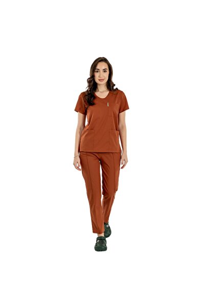 RUNI Costum medical stretch caramel cu bluza in V si pantaloni cu snur si ela...