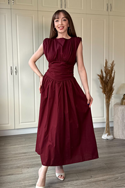 Dilay Gökoğlu Butik Podstavljena poplin midi haljina u bordo crvenoj boji