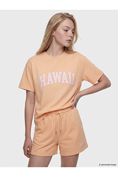 LC Waikiki ESVAB • تي شيرت نسائي عصري ومميز بطبعة هاواي وياقة روبا