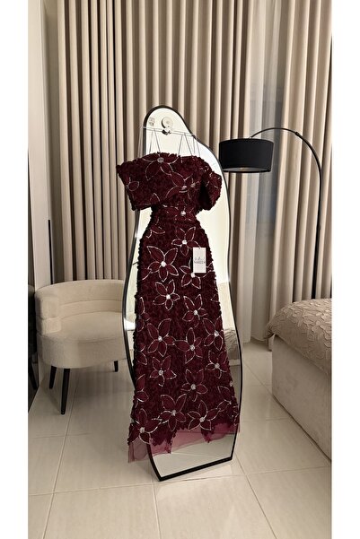 Nareen Fashion فستان برغندي أنثوي بتفاصيل ساحرة تنبض بالفخامة ✨
