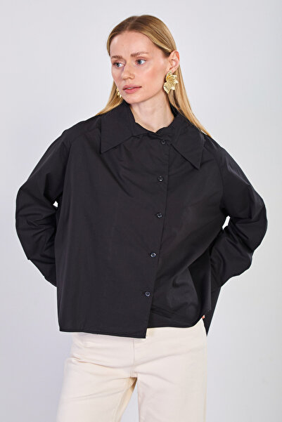 BARRELS AND OIL Women's Side Buttoned Pointed Collar Oversize Shirt - Black