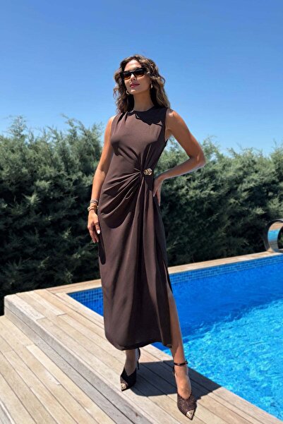 Mine Tan Butik Rochie cu decolteu rotund, drapată în talie, cu cataramă aurie...