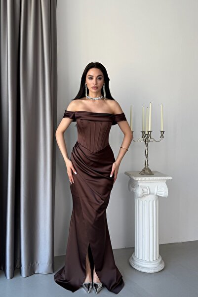 Serica Moda فستان سهرة طويل من الساتان باللون البني مع فتحة عند الرقبة