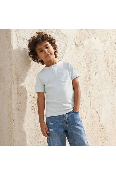 Juniors تي شيرت هينلي بأكمام قصيرة وياقة مع أزرار أمامية