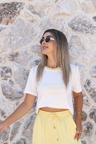 bytugcekaya Εκρού κίτρινο μπλουζάκι με κεντημένο γράψιμο στο γιακά