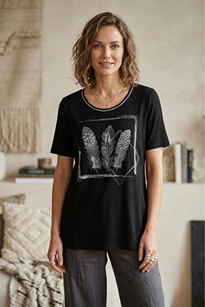 YXL COLLECTION بلوزة نسائية كبيرة الحجم من الليكرا برقبة دائرية وطبعة ريشية و...