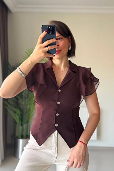 Kubos Moda Bluza sa smeđim prslukom i detaljnim volanima