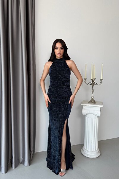 Serica Moda فستان سهرة باللون الأزرق الداكن مع ياقة هالتر مزينة بالأحجار