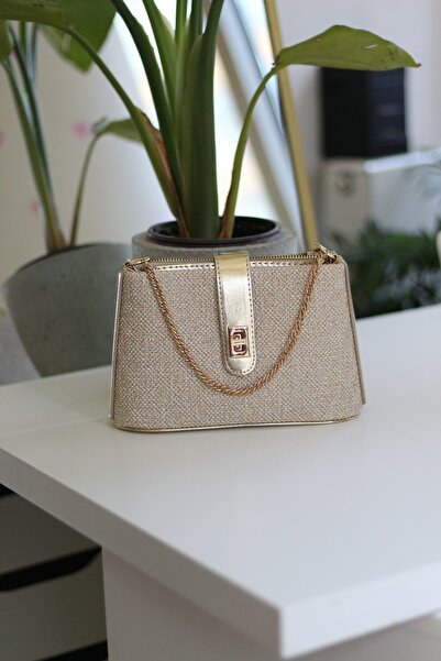 Moom Bag حقيبة كتف نسائية ذهبية اللون مزينة بسلسلة من الخوص وحزام مفصل