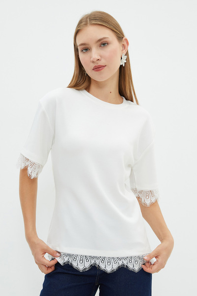 Fulla Moda Loose T-Shirt with Lace on the Sleeves and Hem