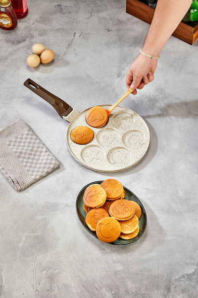 Cosiness Granite Cast Iron Emoji Crepe Pan 26 Cm.