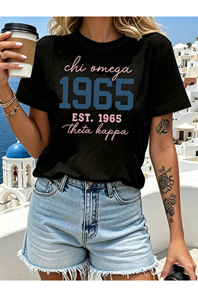 799 تي شيرت مطبوع عليه حروف Chi Omega 1965، قميص كاجوال بأكمام قصيرة وياقة دا...