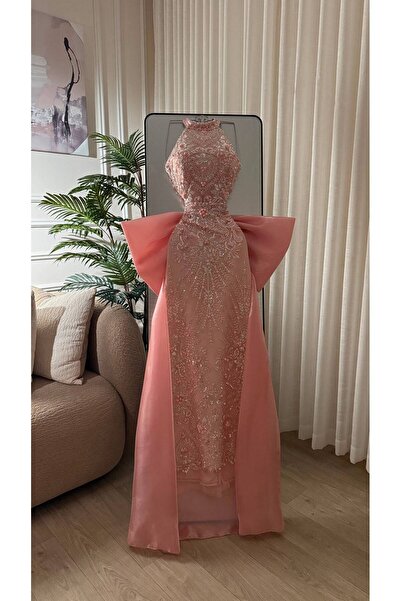 Dubai Luxurious Powder Pink Evening Gown Featuring a Structured Silhouette an...